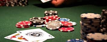 Tampilan kasino langsung dan slot online alohatoto di layar smartphone pengguna Indonesia